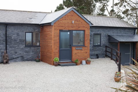 Welcome to Willow Stump, a spacious   family cottage moments walk from Lands End
