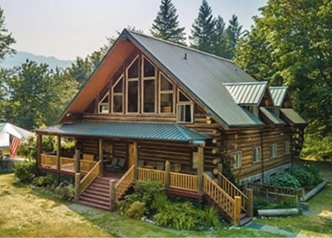 Handsome Log Chalet 1 hour from Seattle