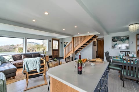 Pacific Beach Vacation Rental | 4BR | 3.5BA | 1,550 Sq Ft | Stairs Required