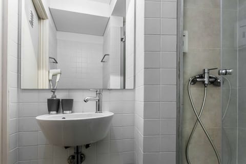 Combined shower/tub, hair dryer, towels