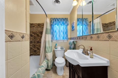 Nicely updated full bathroom with tub