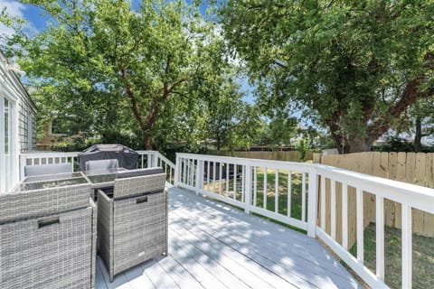 Great deck for hanging out after the beach. 4 burner propane grill too!