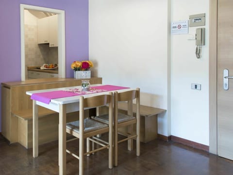 Table, Furniture, Property, Houseplant, Interior Design, Wood, Shelving, Floor, Flooring, Building