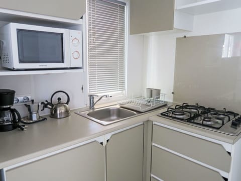 Kitchen Sink, Cabinetry, Property, Countertop, Sink, Tap, White, Kitchen Stove, Home Appliance, Kitchen