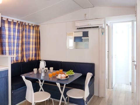 Table, Building, Tableware, Interior Design, Wood, Lighting, Chair, Flooring, House, Floor