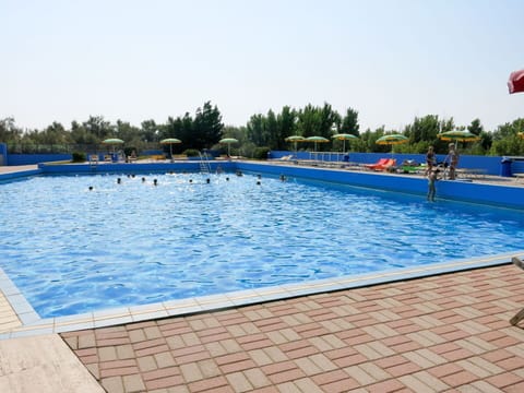 Water, Sky, Swimming Pool, Leisure, Resort Town, Recreation, Composite Material, Tree, Fun, Plant