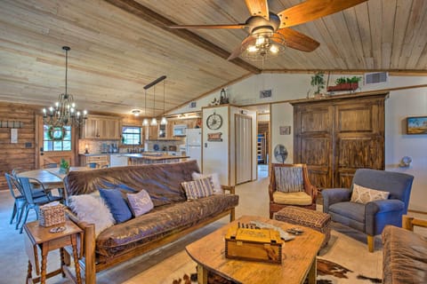 Book this rustic-chic cabin as your Strawn home base!