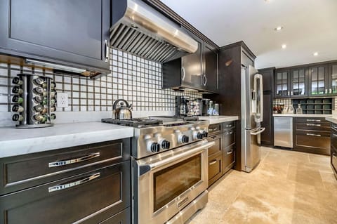 Private kitchen | Fridge, microwave, oven, stovetop