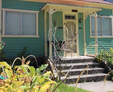 Cute 2 bedroom, 1.5 bath Ouray Victorian Cottage only 1 block from Main Street