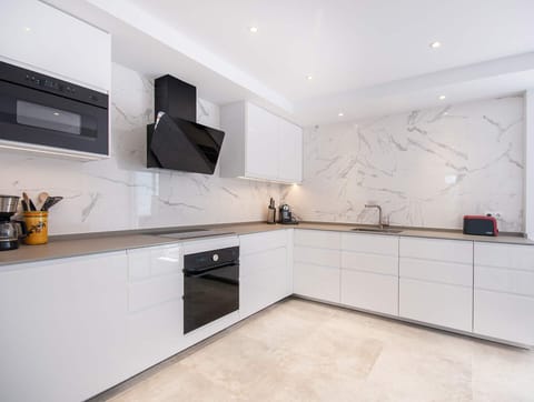 Newly refurbished kitchen - short-term rental in San Pedro