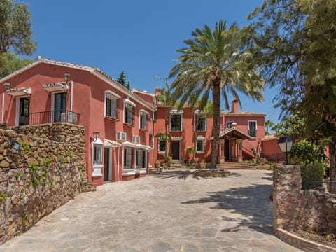 Impressive entrance to this holiday home