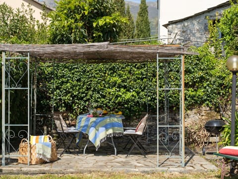 Plant, Shade, Chair, Tree, Street Light, Outdoor Furniture, Outdoor Table, Leisure, Table, Grass