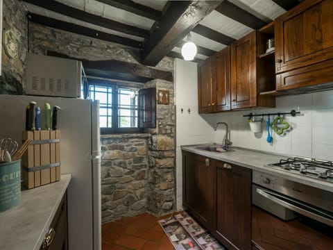 Cabinetry, Countertop, Kitchen Sink, Tap, Sink, Building, Kitchen, Wood, Kitchen Stove, Plumbing Fixture