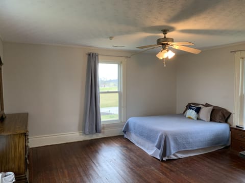 Bedroom 1 - Queen size bed