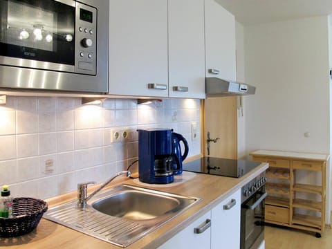 Countertop, Room, Property, Kitchen, Cabinetry, Furniture, Small Appliance, Interior Design, Home, Tile