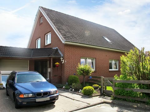 Car, Building, Plant, Vehicle, Cloud, Sky, Property, Window