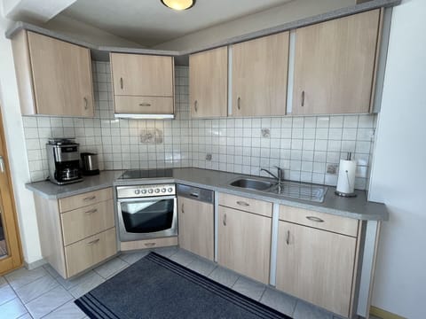 Cabinetry, Countertop, Kitchen Sink, Sink, Property, Building, Furniture, Tap, Kitchen Stove, Kitchen