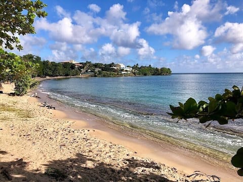 Beach nearby, sun loungers, beach towels