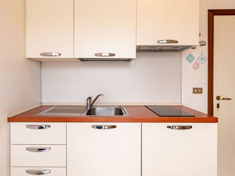 Sky, Mountain, Daytime, Building, Plant, Natural Landscape, House, Vegetation, Highland, Tree