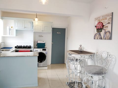 Private kitchen | Microwave, oven, stovetop, coffee/tea maker