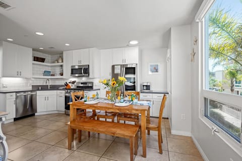 Welcome to Paradise Isle in Mission Beach! 4 Level Home!