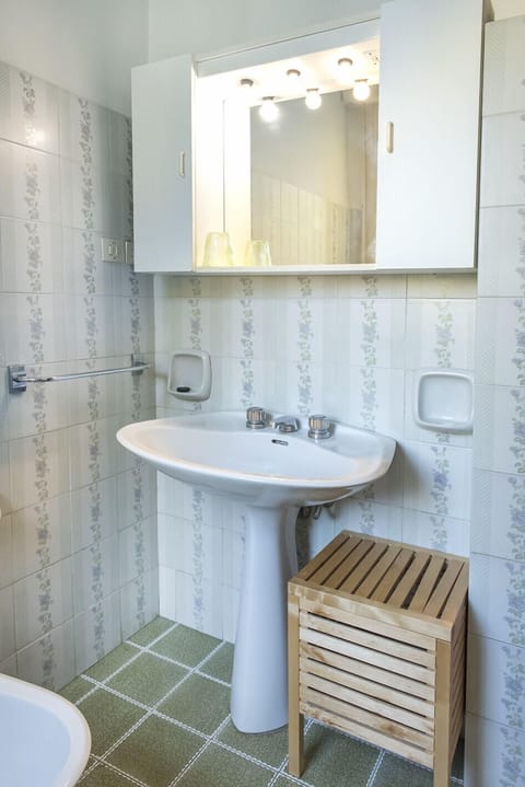 Combined shower/tub, bidet, towels