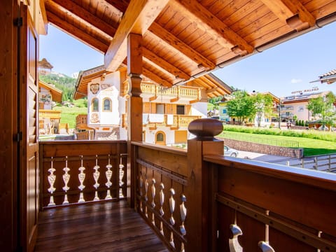 Property, Plant, Sky, Building, Wood, Porch, Interior Design, Wood Stain, Tree, Beam