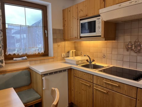 Cabinetry, Kitchen Sink, Tap, Sink, Countertop, Property, Furniture, Plumbing Fixture, Wood, Window