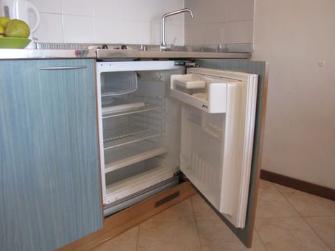 Fridge, microwave, oven, coffee/tea maker