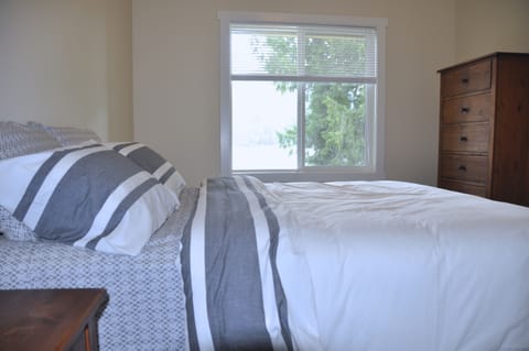 3rd bedroom downstairs (queen bed)