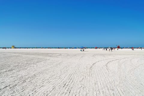 Beach nearby, sun loungers, beach towels