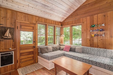Delightful cottage w/ separate bunk house, free WiFi, and full kitchen! Cottage in Lake Township