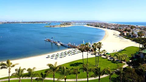 Beach nearby, sun loungers, beach towels