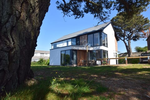 High Tide is 2 flats that each sleep 6. This flat (flat 2) is upstairs.