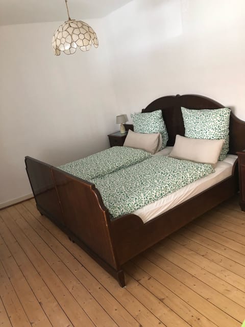2 bedrooms, travel crib, free WiFi, bed sheets