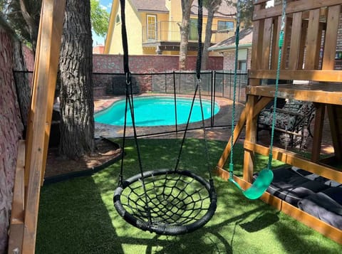 New Pool Fence by Life Saver Self-Closing