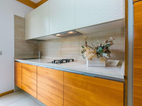 Wood, Lighting, Interior Design, Flooring, Floor, Living Room, Real Estate, Hardwood, Table, Beam