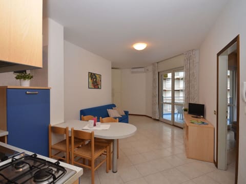 Table, Furniture, Wood, Window, Lighting, Door, Interior Design, Building, Flooring