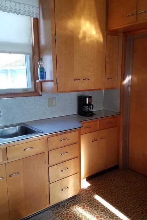 Microwave, oven, stovetop, coffee/tea maker