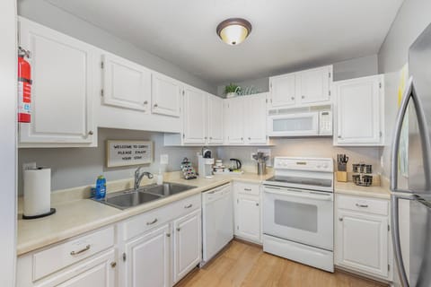 Well-equipped kitchen with Keurig + drip coffee makers, tea kettle and more!
