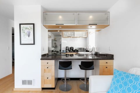 Please note there is only a regular coffee machine (No Keurig machine). 