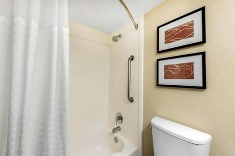 Combined shower/tub, hair dryer, towels