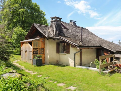 Plant, Cloud, Sky, Building, Window, House, Natural Landscape, Land Lot, Grass, Cottage