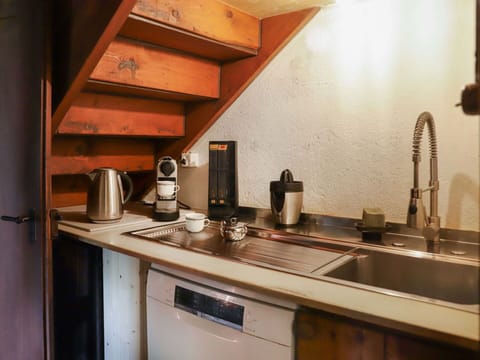 Cabinetry, Kitchen Sink, Countertop, Building, Tap, Sink, Kitchen Stove, Kitchen, Wood, Kitchen Appliance