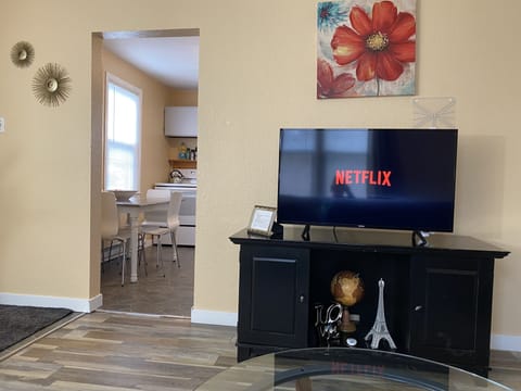 Smart TV with Netflix and antenna with local channels 