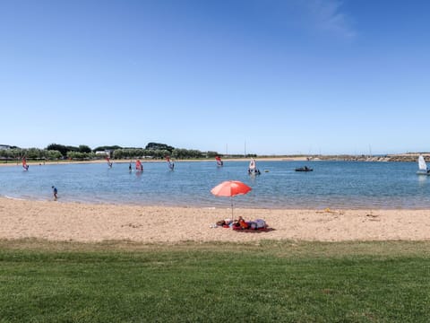 Table, Property, Cabinetry, Building, Dishware, Wood, Countertop, Interior Design, Tableware, Kitchen Appliance