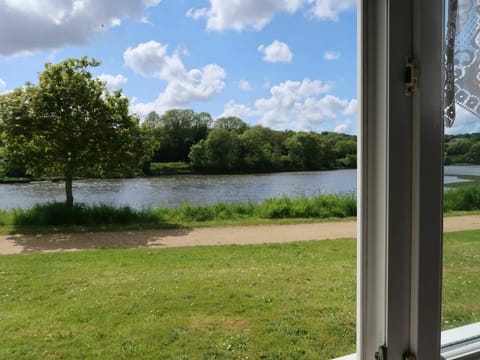 Sky, Cloud, Water, Plant, Water Resources, Daytime, Natural Environment, Building, Natural Landscape, Tree