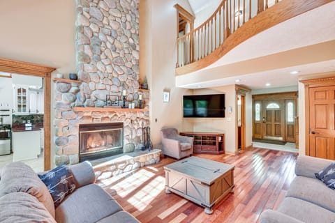 Living Room | Central A/C & Heating | Smart TV | Free WiFi