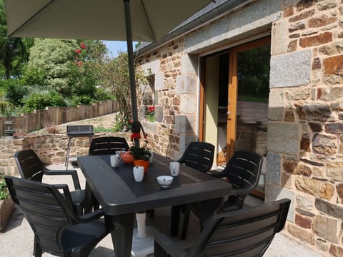 Table, Furniture, Property, Chair, Building, Plant, Flowerpot, Houseplant, Interior Design, Tree