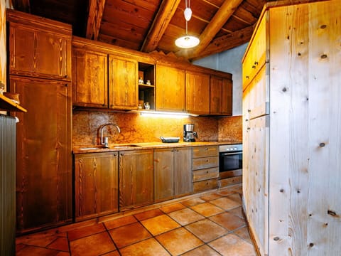 Cabinetry, Countertop, Property, Furniture, Sink, Building, Drawer, Wood, Kitchen Sink, Interior Design